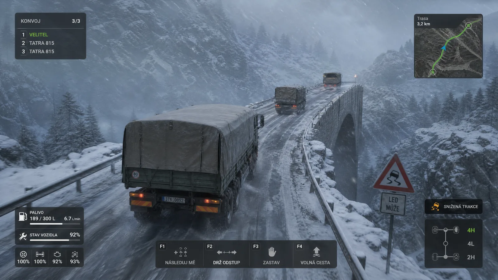Konvojová simulace na zasněženém horském mostě se třemi vozidly, formací, stavem techniky a route HUD.